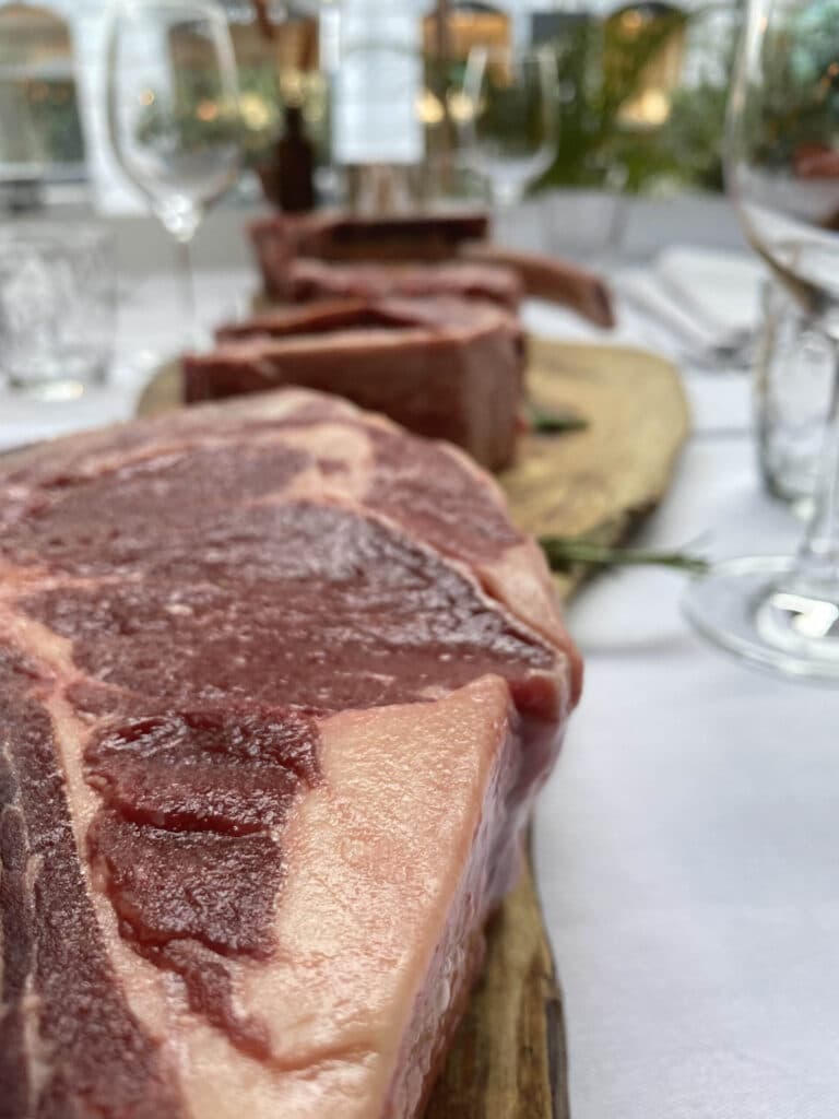 Dry-aged ribstukken op een houten plank, klaar voor de Josper-oven van Gastro Henri.