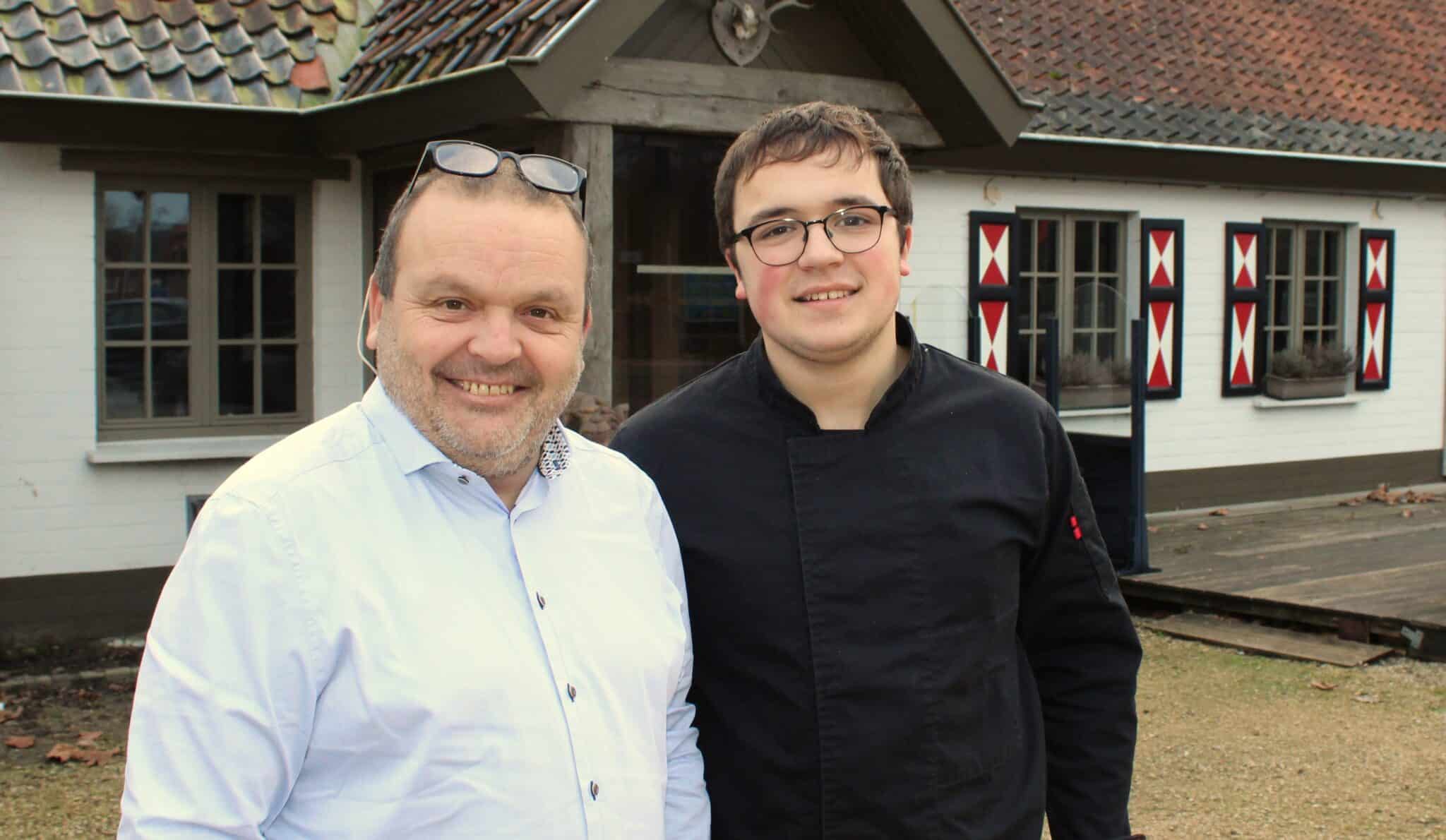 De gastheer en de chef van restaurant ’t Spoor voor de witte fermette in Kortemark.