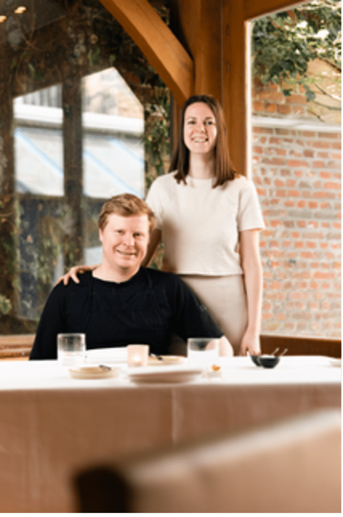 De zaakvoerders van Flambée aan tafel in hun restaurant in Roeselare.