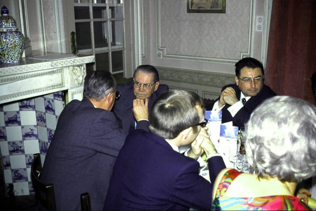 Leden van GastroRSL rond de tafel in 1974.