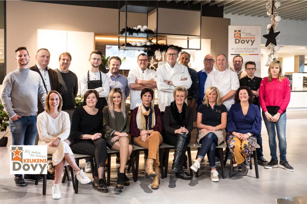 Groepsfoto van de leden van GastroRSL in de toonzaal van Dovy Keukens.