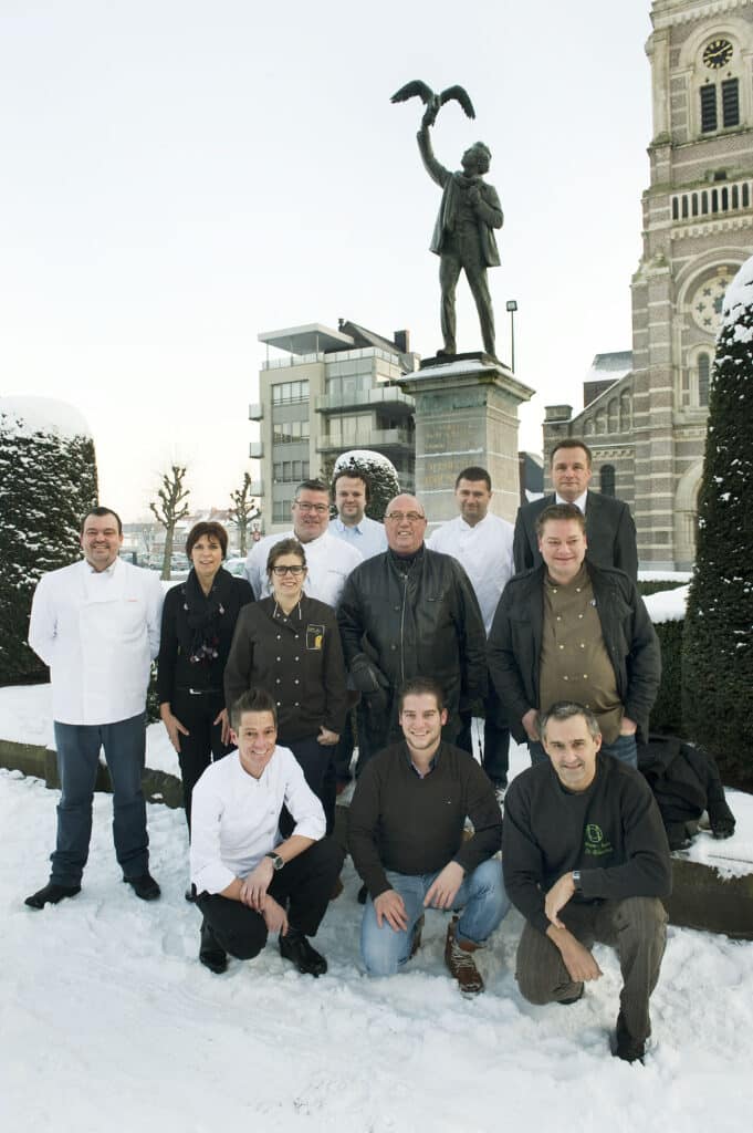 De leden van GastroRSL in de sneeuw bij het standbeeld van Albrecht Rodenbach, 2013.