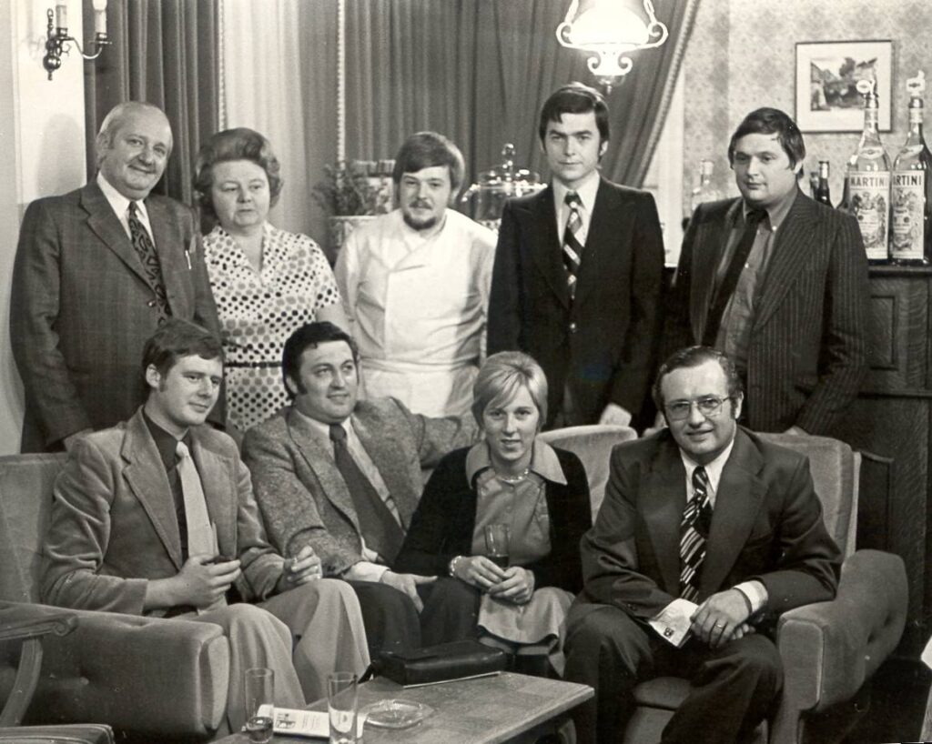 De deelnemers aan de GastroRSL-festijnen van 1975, samen in een salon.