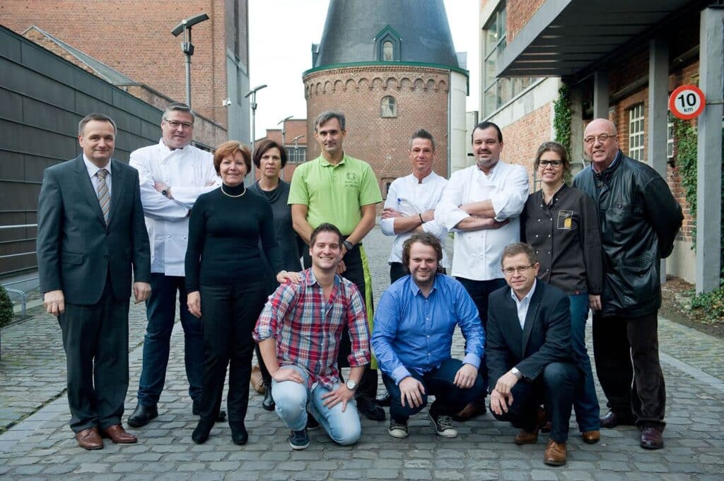Groepsfoto van de leden van GastroRSL buiten voor een restaurant, 2014.
